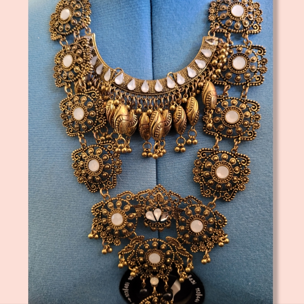 Statement necklace